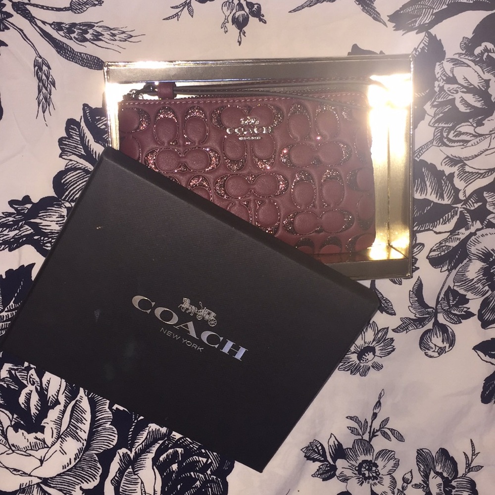 ⛔️SOLD⛔️Coach Glitter Wristlet - Picture 5 of 5